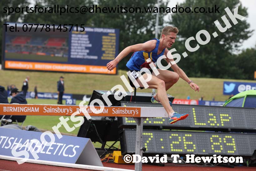 James Wilkinson (Leeds City) on his way to winning the 3000 metres steeplechase, 2014 Sainsbury's British Championships. Photo: David T. Hewitson/Sports for All Pics